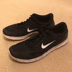 Black Nike Tennis Shoes